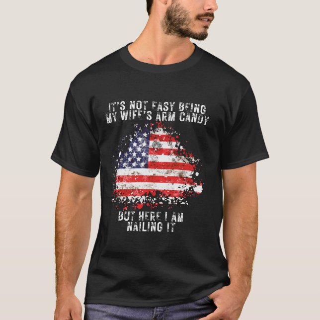 Camiseta Não é fácil ser minha esposa, Arm Candy Flag Husba (Frente)