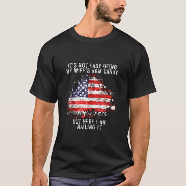 Camiseta Não é fácil ser minha esposa, Arm Candy Flag Husba (Frente)