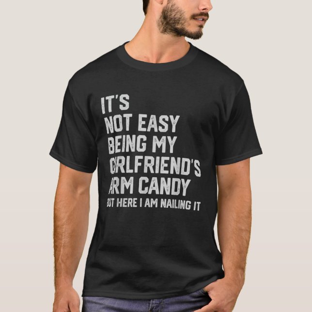 Camiseta Não é Fácil Ser o Enfeite da Minha Namorada (Frente)