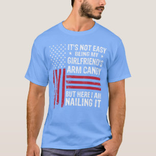 Camiseta Não é Fácil Ser o Enfeite do Braço da Minha Namora