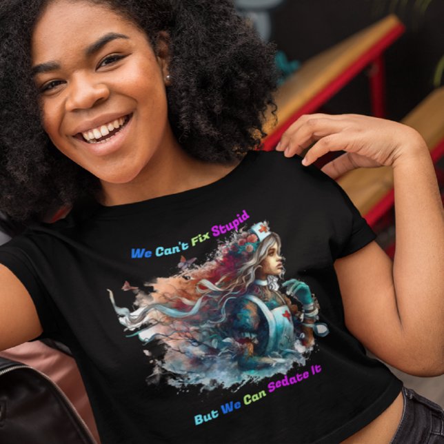 Camiseta Não é Possível Corrigir o Estúpido: Elegância Eleg (Criador carregado)