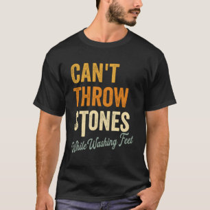 Camiseta Não É Possível Jogar Pedras Ao Lavar Pés Religioso