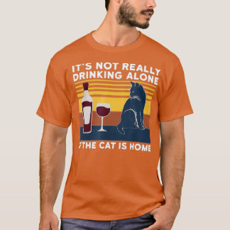 Camiseta não é realmente bebendo sozinho se o gato está em