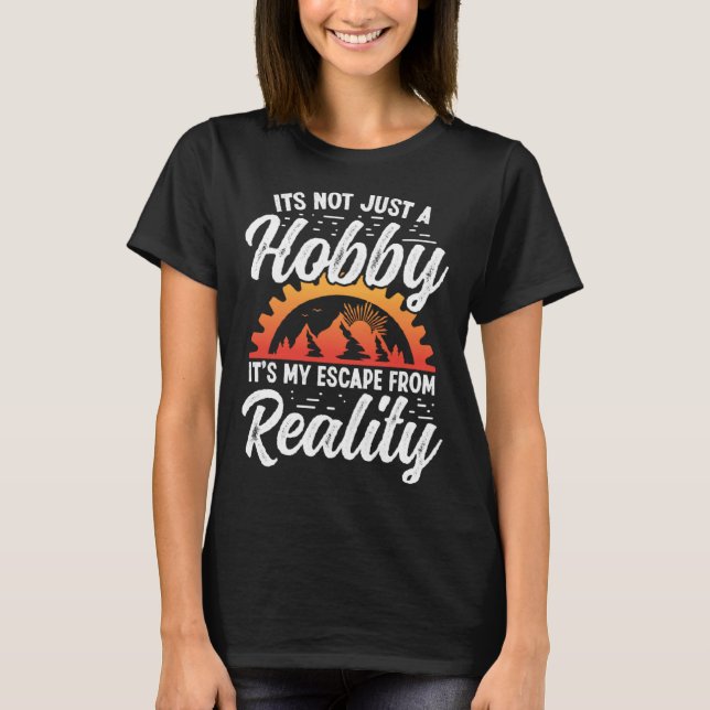 Camiseta Não é só um Hobby, é a minha fuga da Realidade (Frente)