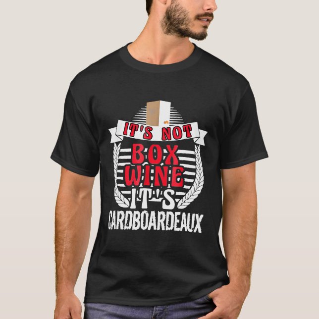 Camiseta Não É Vinho De Caixa, É Bebendo Cardboardeaux (Frente)