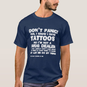 Camiseta Não entre em pânico! Eu sei que tenho tatuagens T-