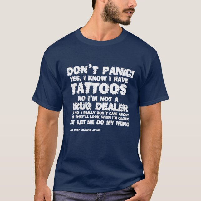 Camiseta Não entre em pânico! Eu sei que tenho tatuagens T- (Frente)