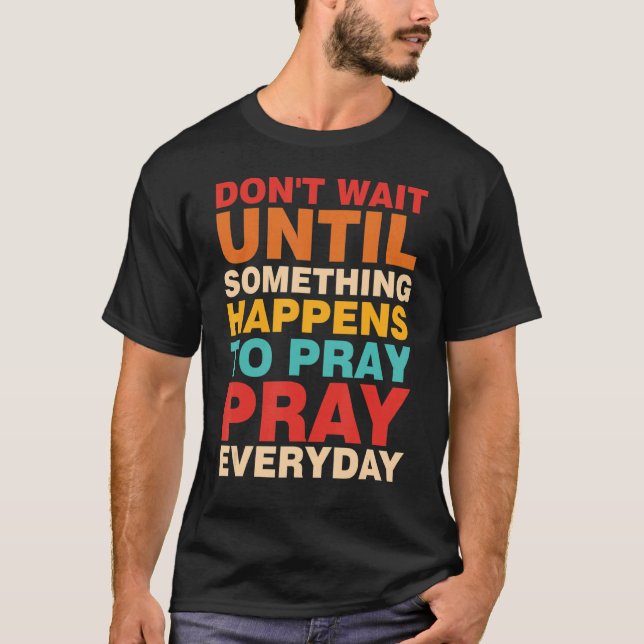 Camiseta Não espere até que algo aconteça para rezar Ev (Frente)