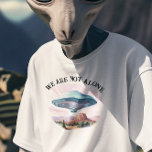 Camiseta Não estamos sozinhos na Alienígena de OVNI<br><div class="desc">Este design pode ser personalizado escolhendo a opção Editar Design. Você também pode transferir para outros itens. Entre em contato comigo em colorflowcreations@gmail.com ou use a opção de bate-papo no topo da página se você quiser ter este design em outro produto ou precisar de assistência com este design. Veja mais...</div>