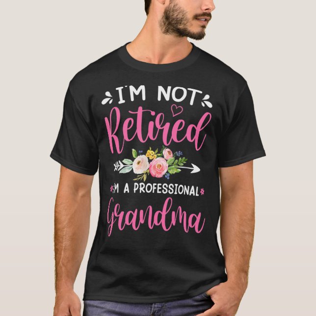 Camiseta Não estou aposentado sou uma avó profissional mãe (Frente)