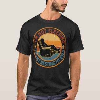 Camiseta NÃO Estou Dormindo, Estou Apenas Descansando Meus 
