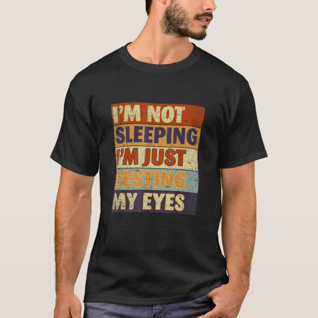 Camiseta Não estou dormindo. Estou só descansando minha vis (Frente)
