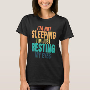 Camiseta Não Estou Dormindo Só Estou Descansando Meus Olhos