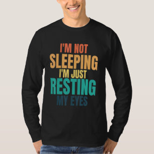 Camiseta Não Estou Dormindo Só Estou Descansando Meus Olhos