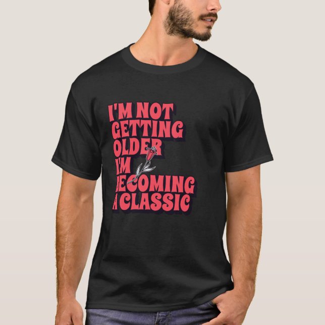 Camiseta Não Estou Envelhecendo Estou Me Tornando Um Clássi (Frente)