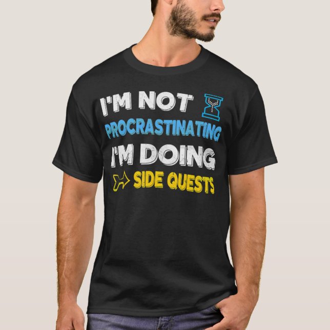 Camiseta Não Estou Procrastinando... Estou Fazendo Buscas L (Frente)