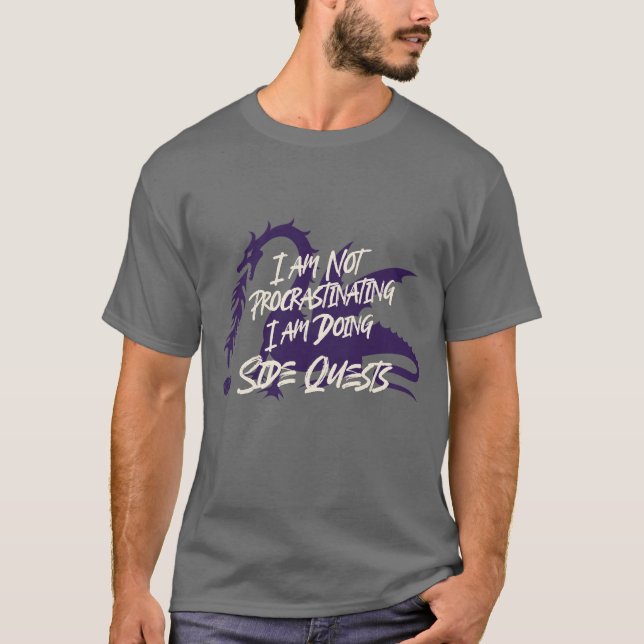 Camiseta Não estou procrastinando, estou fazendo buscas lat (Frente)
