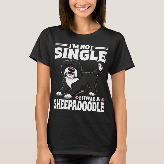 Camiseta Não Estou Solteiro Tenho Um Amante Sheepadoodle (Frente)