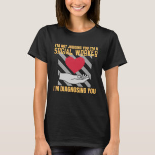 Camiseta Não estou te julgando, sou um trabalhador social