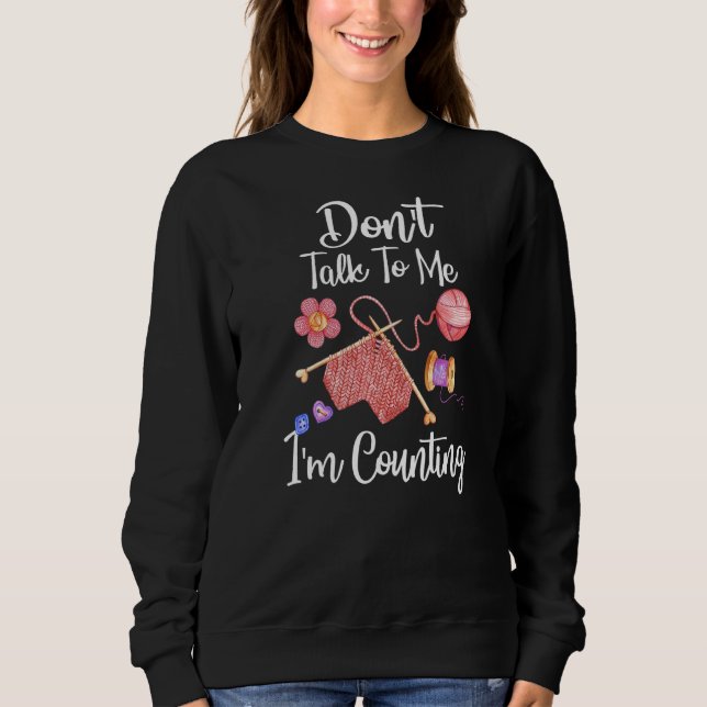 Camiseta Não fale comigo. Estou contando com tricô de croch (Frente)