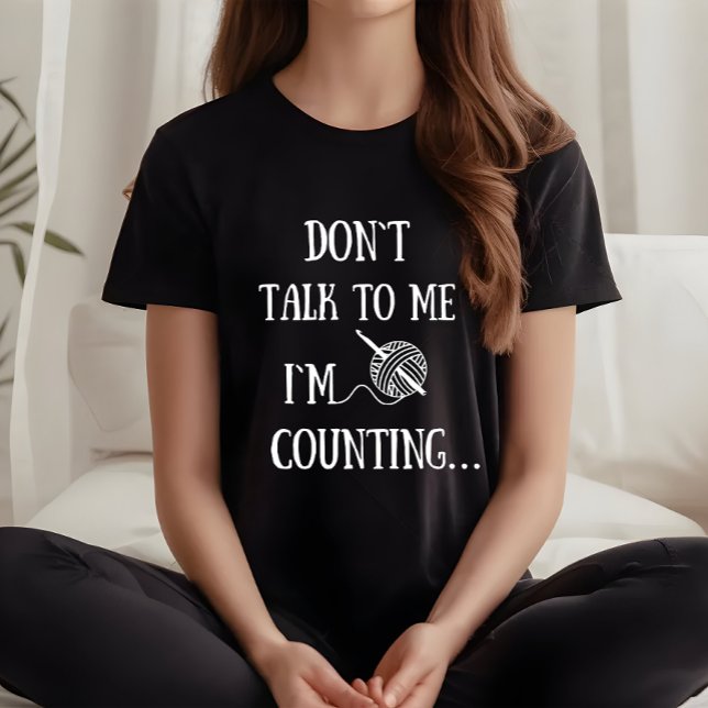Camiseta Não fale comigo Estou contando crochê engraçado (Criador carregado)