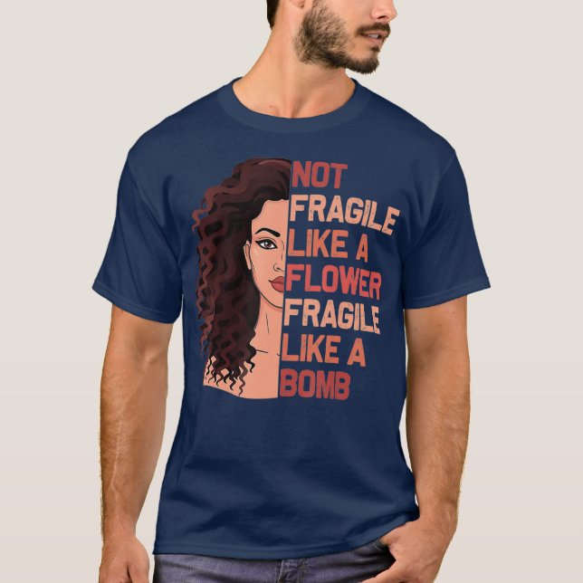 Camiseta Não Frágil Como Uma Flor Frágil Como Uma Bomba (Frente)