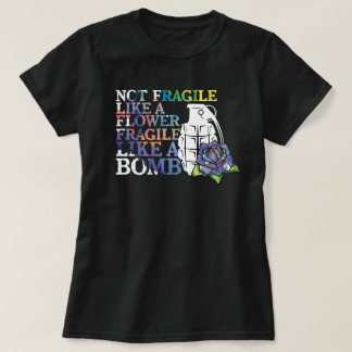 Camiseta Nao frágil como uma flor frágil como uma bomba