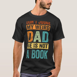 Camiseta Não julgue o meu Pai estranho. Ele não é um livro.