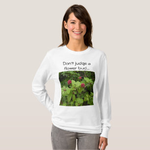 Camiseta Não julgue: tema Flor