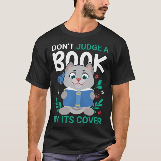 Camiseta Não julgue um livro pelo livro da Biblioteca de Di (Frente)