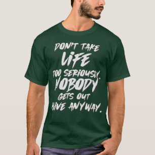 Camiseta Não leve a vida a sério Ninguém sai vivo