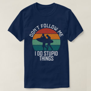 Camiseta Não me siga Eu faço coisas estúpidas surfando aman