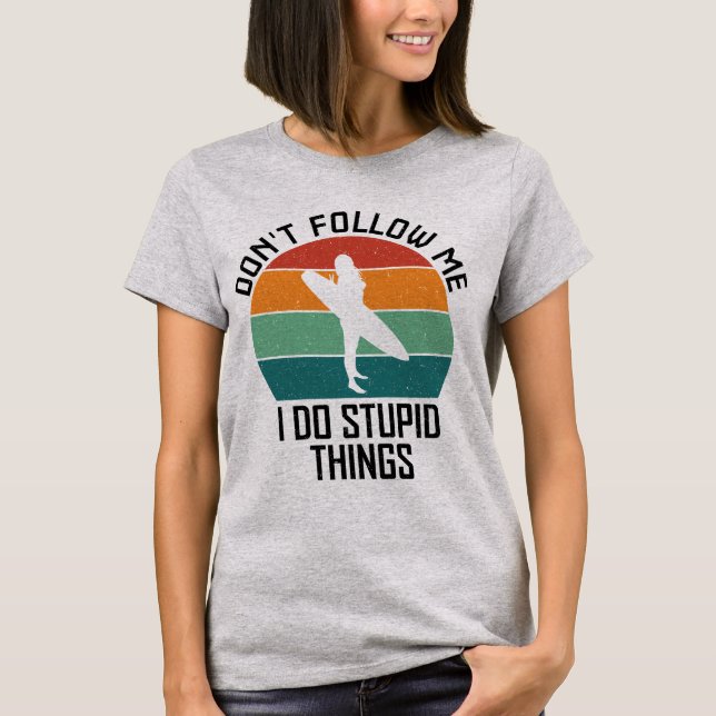 Camiseta Não me siga Eu faço coisas estúpidas surfando aman (Frente)