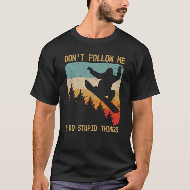 Camiseta Não me sigas, faço coisas estúpidas no quadro de n (Frente)