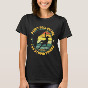 Camiseta Não me sigas, faço coisas estúpidas subindo na mon