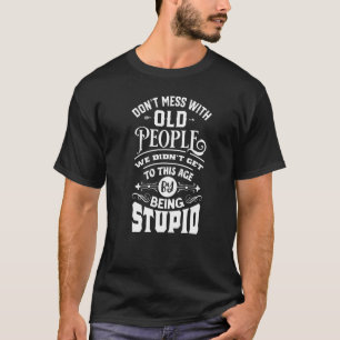 Camiseta Não Mexa Com Pessoas Idosas Não Somos Estúpidos