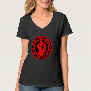 Camiseta Não Obedeça com Antecedência Punho de Solidarieda