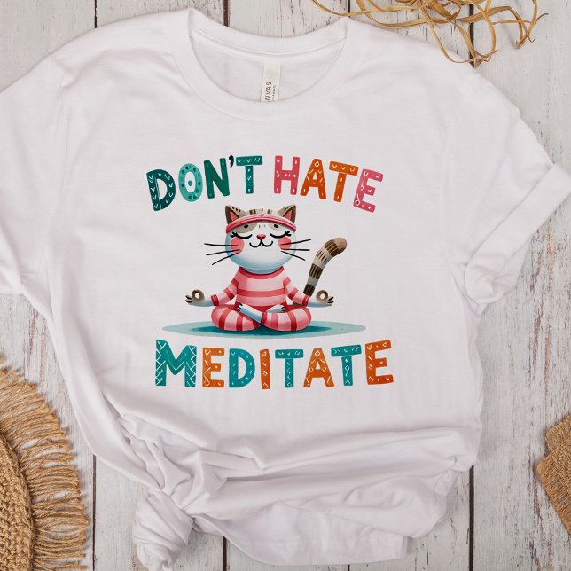 Camiseta "Não Odeie Meditar" Adolescentes Engraçados ("Don't Hate Meditate" Funny Cat Lovers Tri-Blend Shirt on a desk with boho decoration)