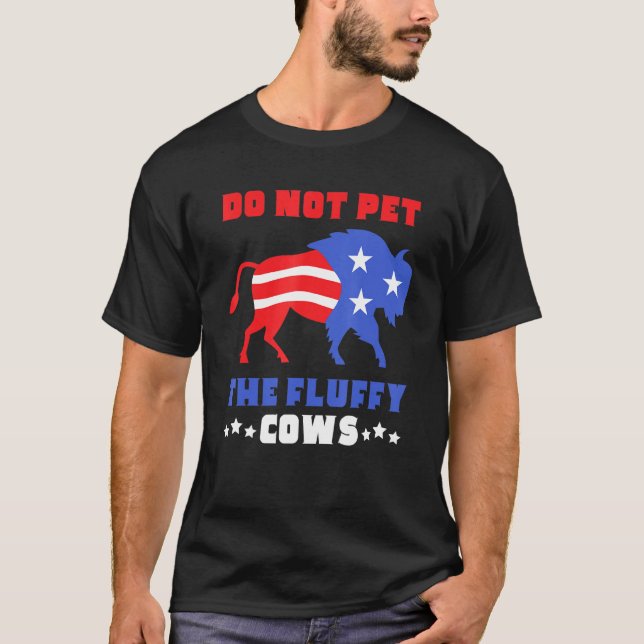 Camiseta Não Os Bufalos Fluffy Bandeira Dos EUA Bisonte Búf (Frente)