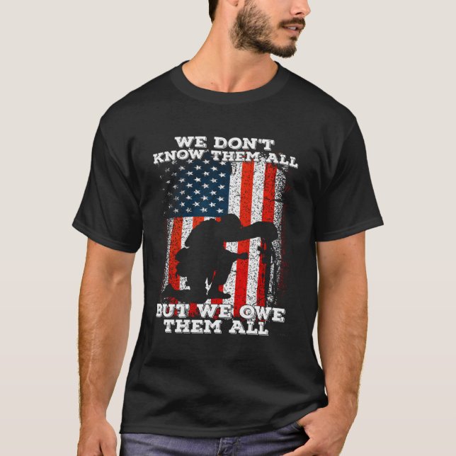 Camiseta Não Os Conhecemos Todos, Mas Devemos A Eles Todos  (Frente)