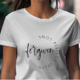 Camiseta Não Perfeito Apenas Perdoado com Corações
