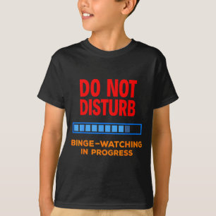 Camiseta Não Perturbe Assistindo Séries de TV