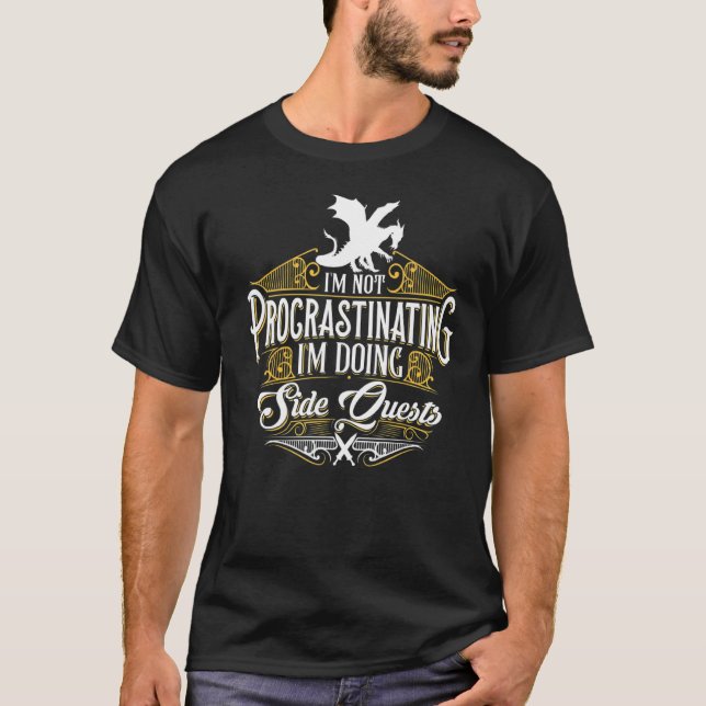 Camiseta Não Procrastinando Sondas Laterais Rpg (Frente)