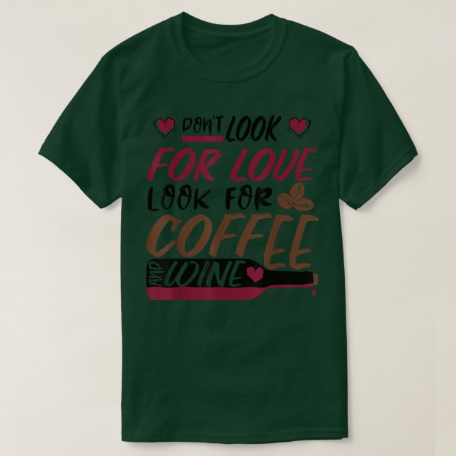 Camiseta Não procure amor, procure café e vinho  (Frente do Design)