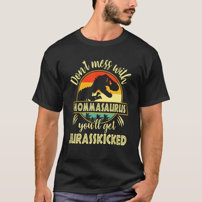 Camiseta Não Se Mestique Com Mommasaurus Você Vai Ter Juras (Frente)