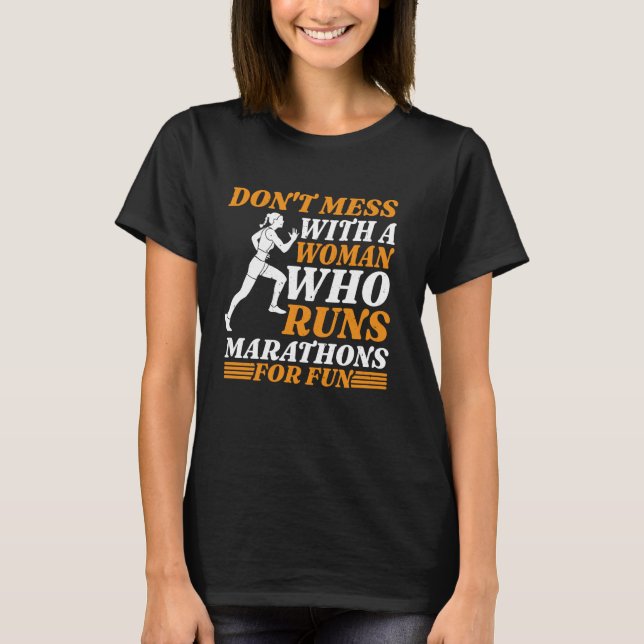 Camiseta Não se meta com uma mulher que dirige maratonas po (Frente)