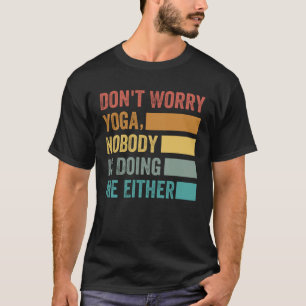 Camiseta Não Se Preocupe Com Yoga Ninguém Está Me Fazendo U