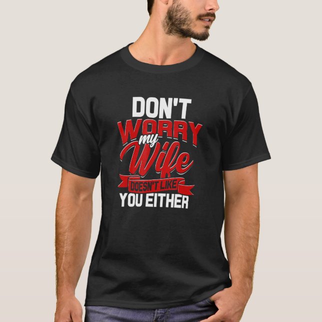 Camiseta Não Se Preocupe Minha Esposa Também Não Gosta De V (Frente)