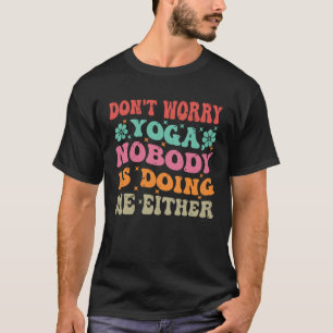 Camiseta Não se Preocupe Yoga Ninguém Está Fazendo Eu Tamb