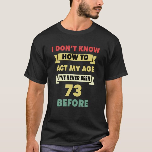 Camiseta Não Sei Como Agir Da Minha Idade Sarcástico 73º An (Frente)